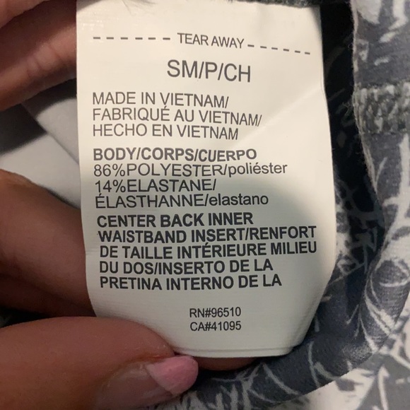 Under Armor Capris SZ S. EUC - Picture 2 of 3